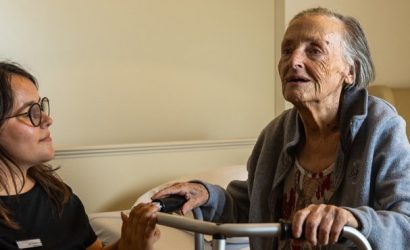 L'ergothérapeute avec une résidente